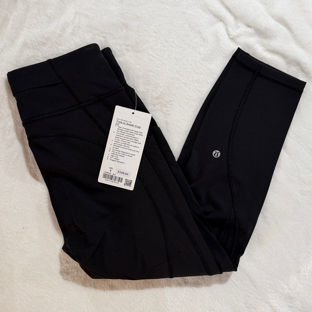 BNWT Lululemon Time to Sweat crops. SZ 8